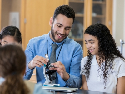 Hispanic Access lanza proyecto de mentores y ejemplos a seguir latinos ‘Senderos a la Ciencia”